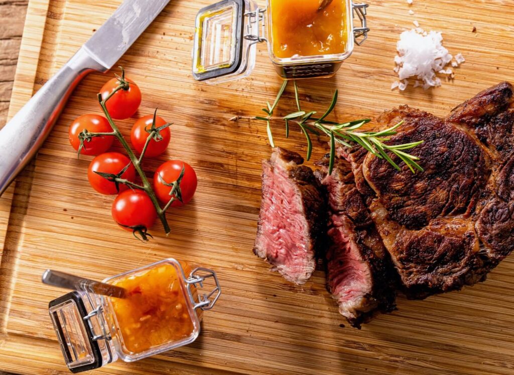 Grillcatering, aufgeschnittenes Steak mit Chutneys