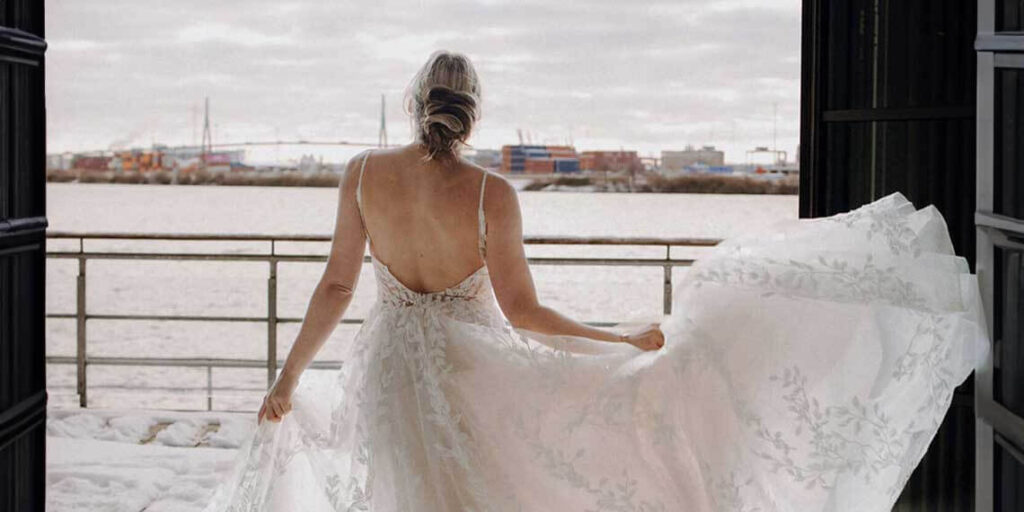 Hochzeit, Location, Braut blickt auf den Hafen in Hamburg