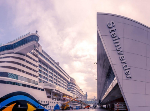 Cruise Center Steinwerder neben der Aida