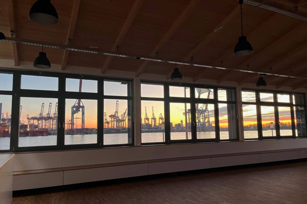 Lieger Oevelgönne, Panoramafenster mit Blick auf den Hamburger Hafen