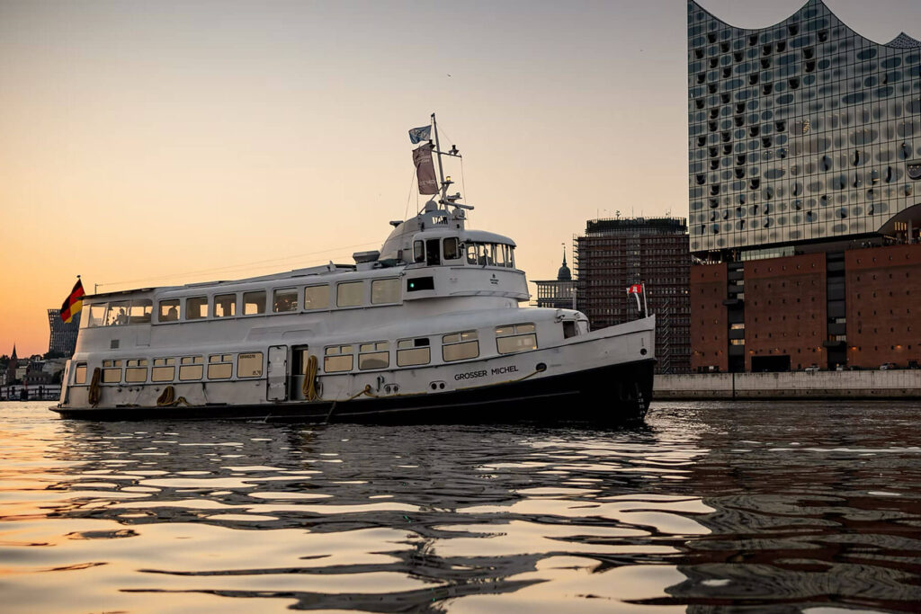 Grosser Michel, Eventschiff im Sonnenuntergang vor der Elbphilharmonie